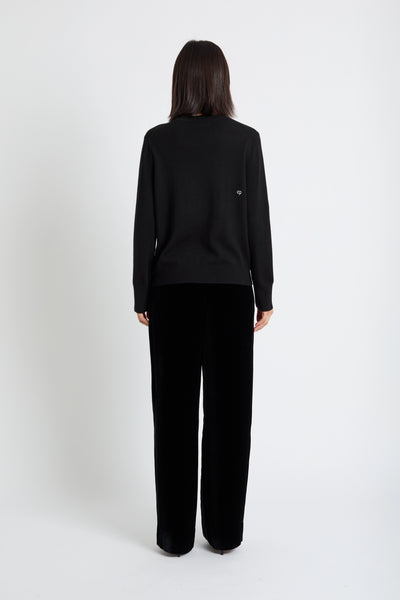 Person wearing a black outfit on a white background